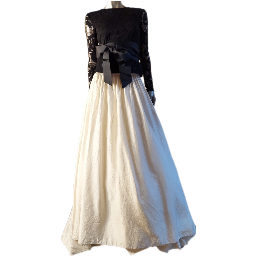 $6,000 OSCAR DE LA RENTA SILK WHT SKIRT BLK LACE TOP GOWN RUNW S